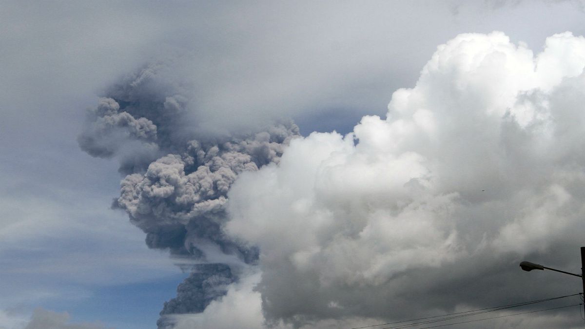 Ecuador evacúa a 400 personas por volcán y decreta estado de excepción 1439696058-volcn