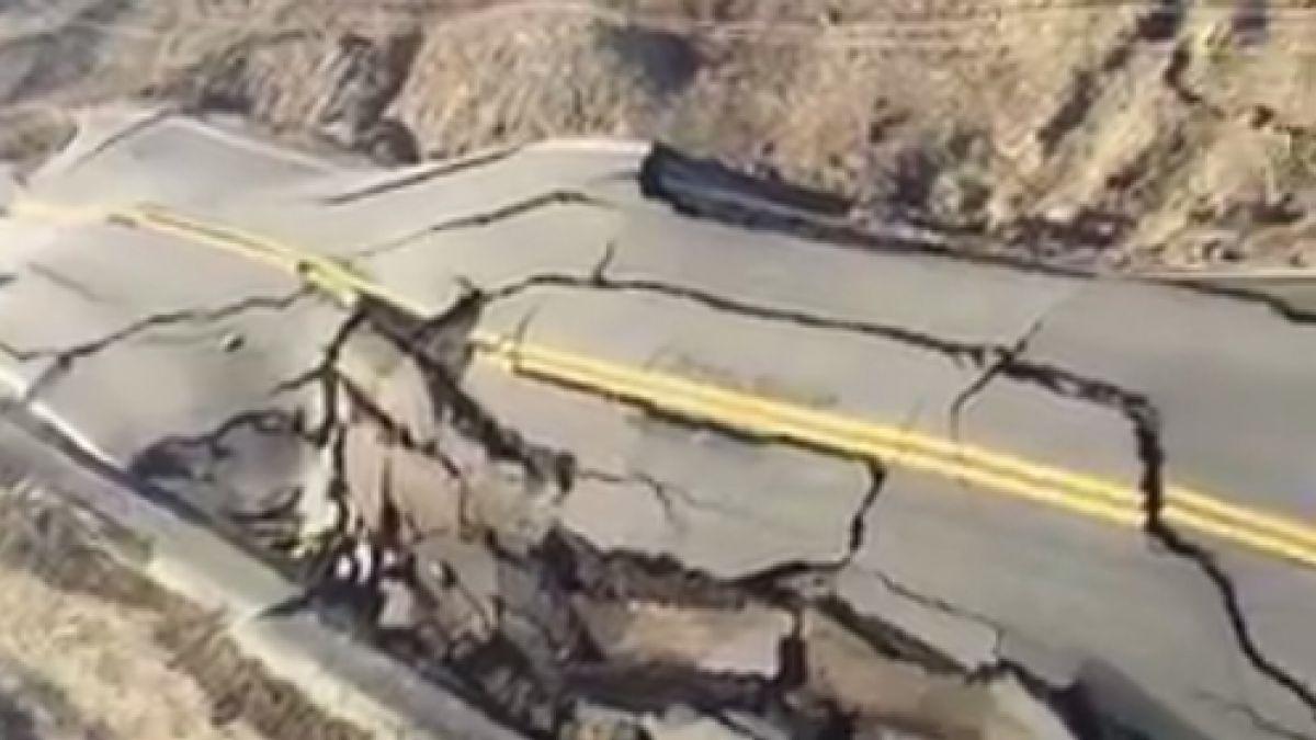 [VIDEO] Carretera en California se "dobla" en sólo tres horas 1448462899-esta-si