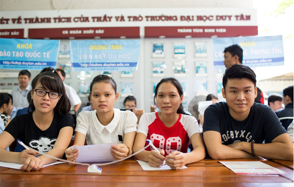 Hơn 8,5 tỉ đồng học bổng được trao cho sinh viên du học tại chỗ ở ĐH Duy Tân 294a9128_guve