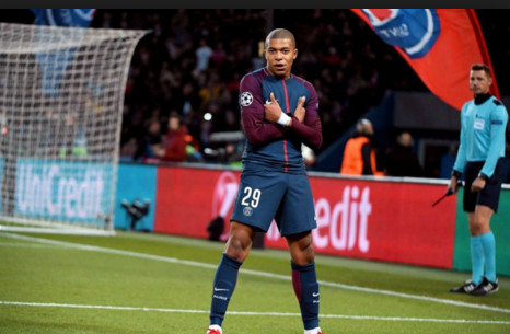 Một mình Kylian Mbappe sẽ phải đối đầu với Manchester United 2019-02-10_093905