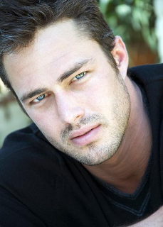 Attends son retour. Taylor-kinney-headshot