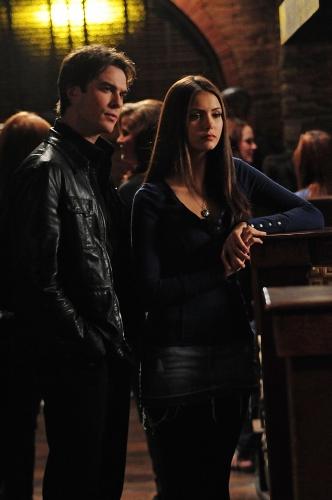 1x05 nιgнт of тнe coмeт - Página 13 Damon-and-elena_332x500