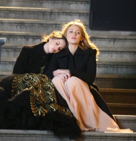 2x01 - Meet me halfway - Página 6 Serena-and-blair-on-the-steps