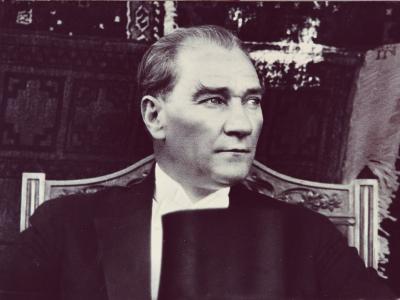 Dünyaanın,Önünde Dİz Çöktüğü Adam Ataturk_050