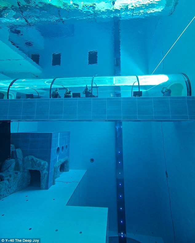 Đến Italy khám phá bể bơi sâu nhất thế giới 354200935bee24.img