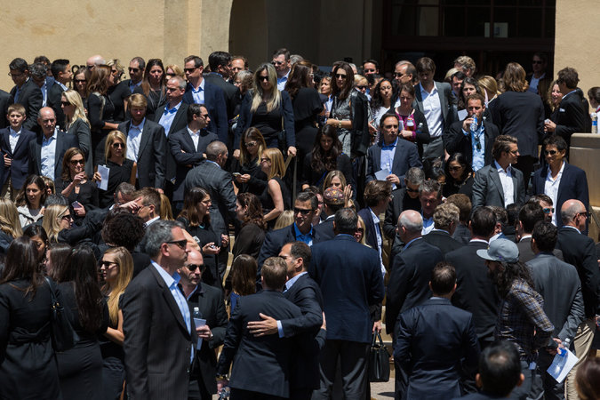 Bono cantó -One- en el funeral de Dave Goldberg 06goldberg-web3-master675