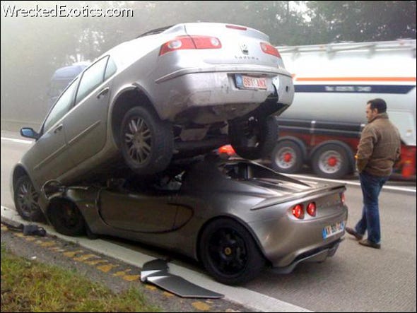 Info sulla sicurezza di una Lotus Elise Since-the-lotus-elise-is-so-low-it-tends-to-end-up-underneath-any-car-that-it-hits-from-behind