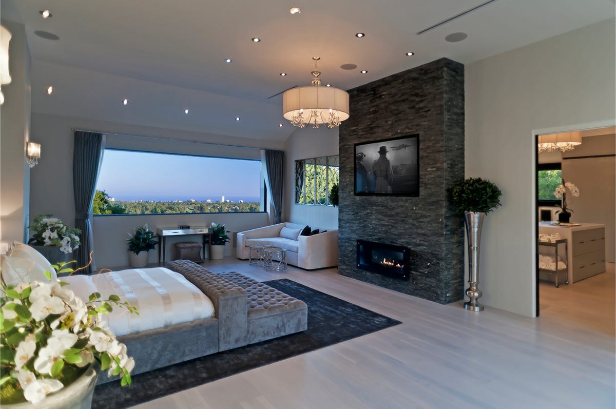 Alternate Timeline  - Page 30 The-master-bedroom-has-a-huge-fireplace-with-the-tv-above-it