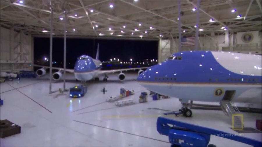 Le jeu des photos - Page 2 The-security-starts-in-this-massive-hangar-at-andrews-afb-where-air-force-one-and-its-twin-stay