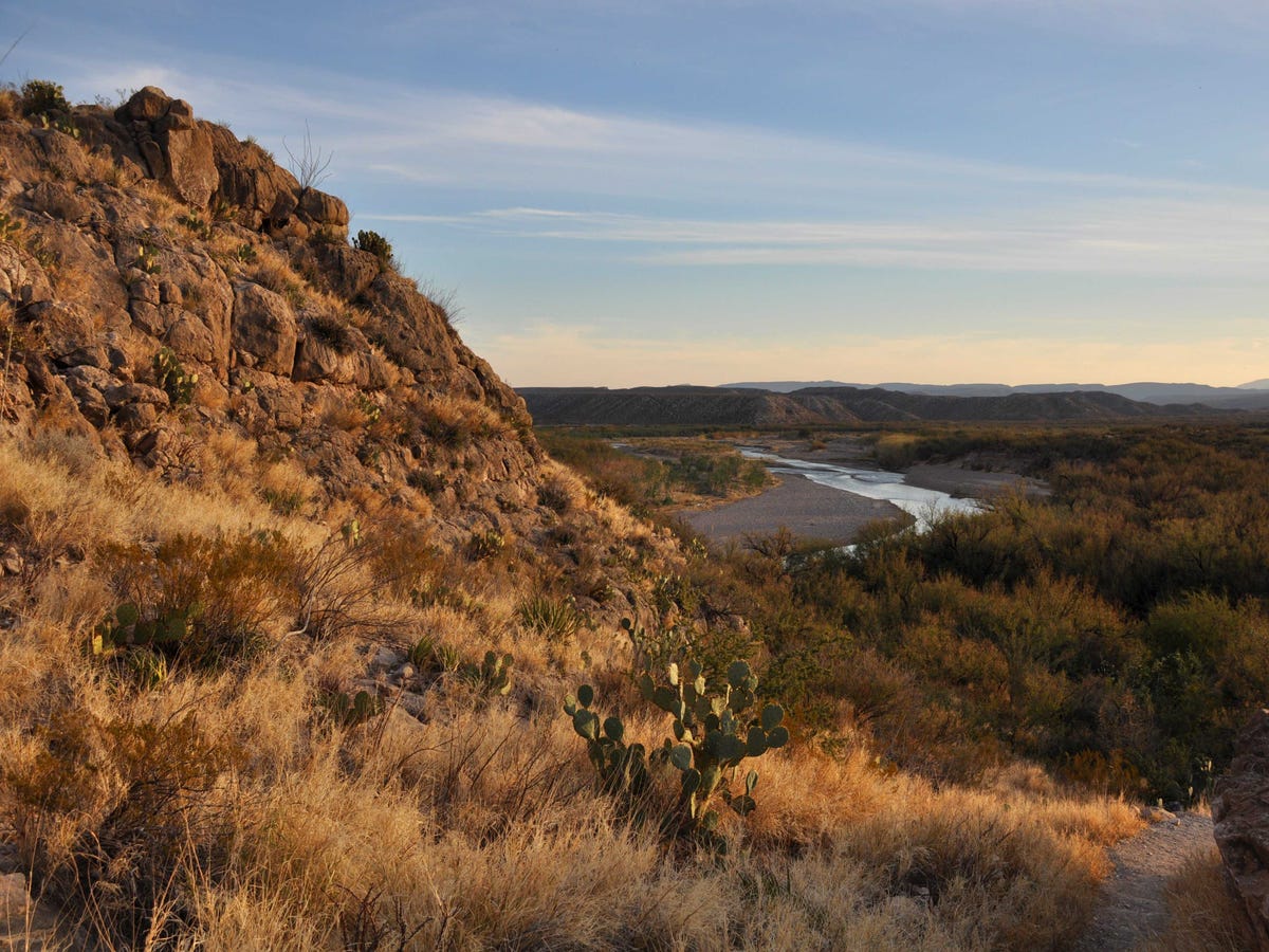 Công Viên Quốc Gia ở Mỹ. Big-bend-national-park-texas-has-more-than-150-miles-of-hiking-trails-and-is-a-gem-amongst-birdwatchers