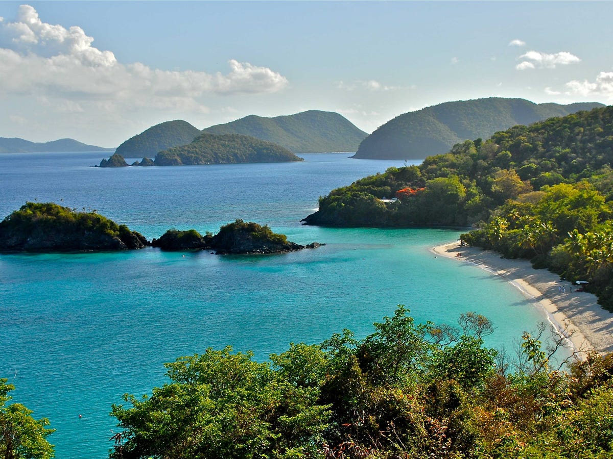 Công Viên Quốc Gia ở Mỹ. Visitors-to-virgin-islands-national-park-usvi-can-enjoy-a-range-of-activities-from-snorkeling-and-sailing-to-hiking-and-birdwatching