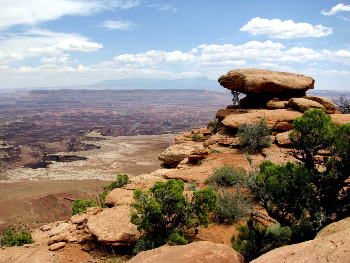 Công Viên Quốc Gia ở Mỹ. Canyons-mesas-and-deep-river-gorges-are-some-of-the-remarkable-geologic-features-of-canyonlands-national-park-in-utah