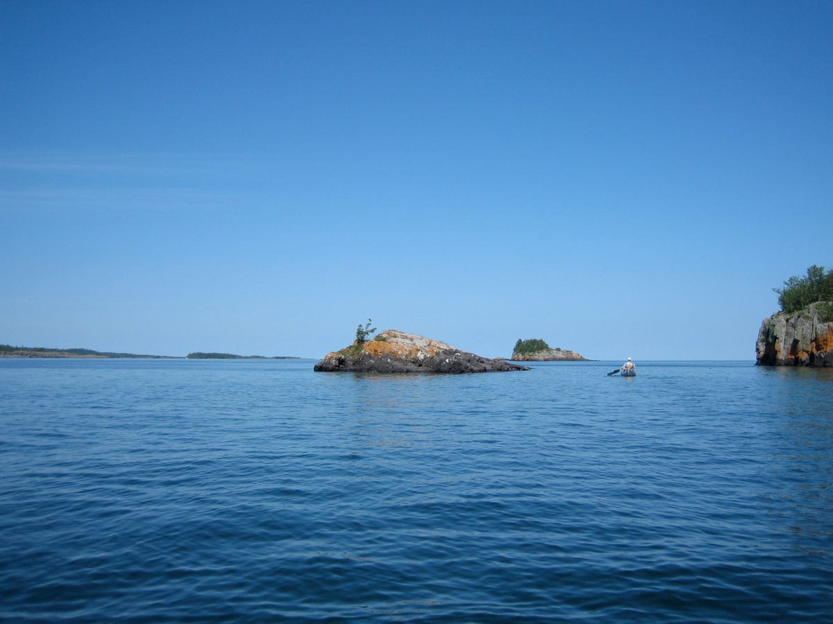 Công Viên Quốc Gia ở Mỹ. Lake-superior-surrounds-isle-royale-national-park-michigan-where-moose-and-wolves-roam-and-visitors-can-backpack-canoe-and-even-scuba-dive