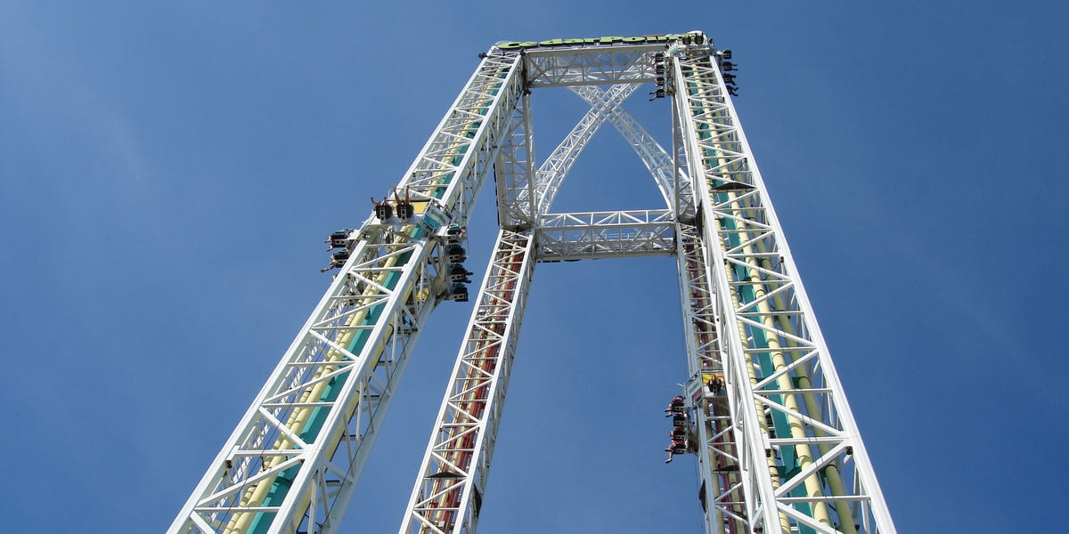 Những thắng cảnh đẹp có thể bạn chưa thấy ? Ohio-cedar-point-amusement-park-is-known-as-the-rollercoaster-capital-of-the-world-with-17-coasters-in-total-the-amusement-park-opened-a-new-rollercoaster-this-year-called-pipe-scream-which-spins-as-it-flies-along-the-track