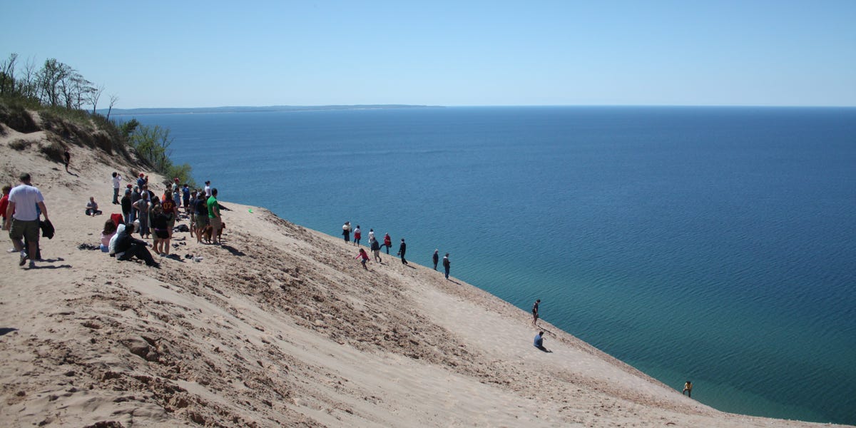 Những thắng cảnh đẹp có thể bạn chưa thấy ? Michigan-at-sleeping-bear-dunes-on-lake-michigan-youll-find-bluffs-standing-as-tall-as-450-feet-above-the-water-there-is-a-lot-to-do-in-the-area-such-as-taking-a-drive-on-the-7-mile-pierce-stocking-scenic-drive-route-visiting-the-us-coast-guard-museum-or-journeying-to-nearby-south-manitou-island