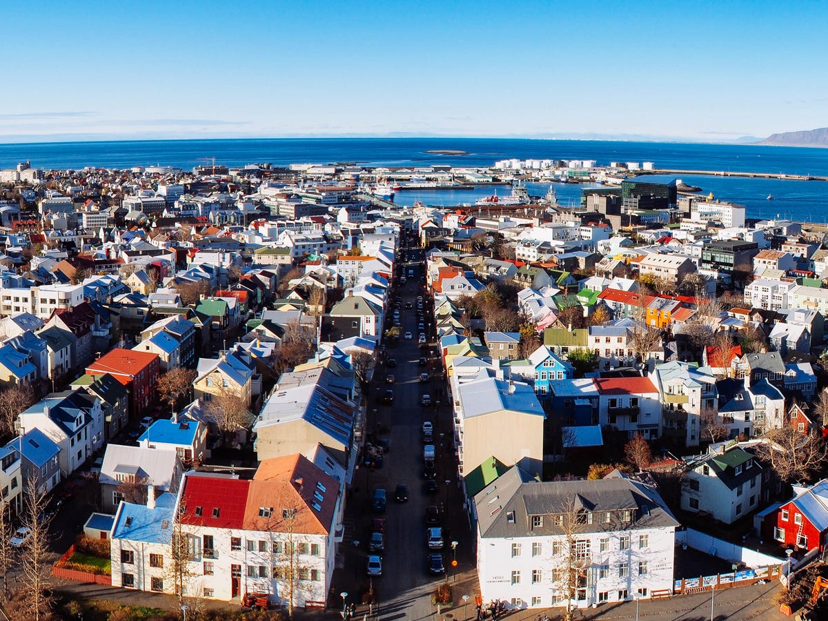 Cảnh đẹp Iceland The-capital-city-of-reykjavik-looks-like-a-wonderland-of-different-candy-colored-homes