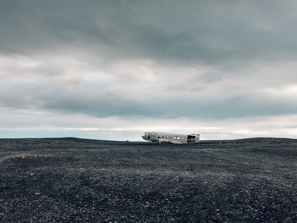 Cảnh đẹp Iceland You-can-visit-an-abandoned-us-navy-dc-plane-on-the-black-beach-of-slheimasandur