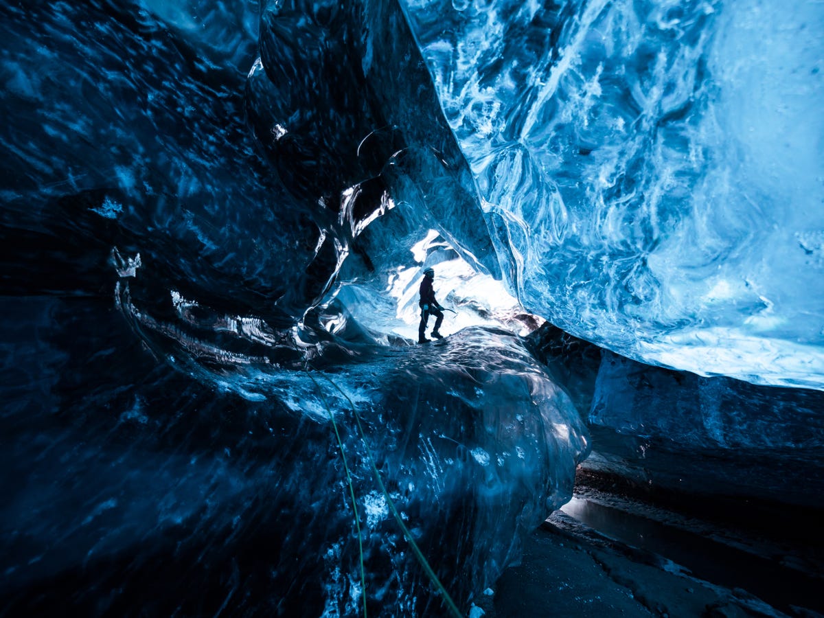 Cảnh đẹp Iceland You-can-travel-into-an-ice-cave-in-a-glacier-these-caves-are-sometimes-called-the-crystal-caves