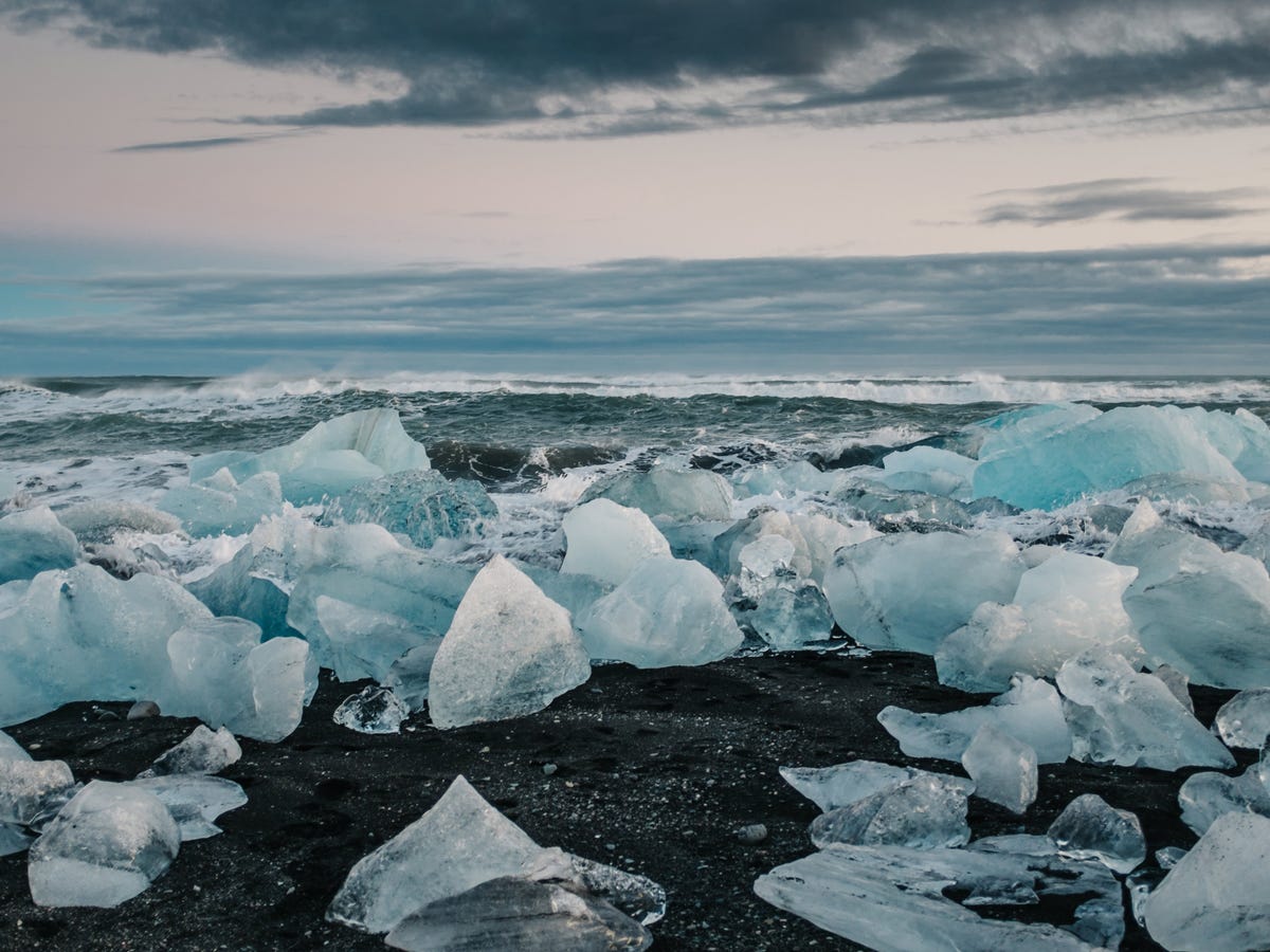 Cảnh đẹp Iceland Youll-also-likely-spot-some-icebergs-that-have-floated-down-to-the-beach