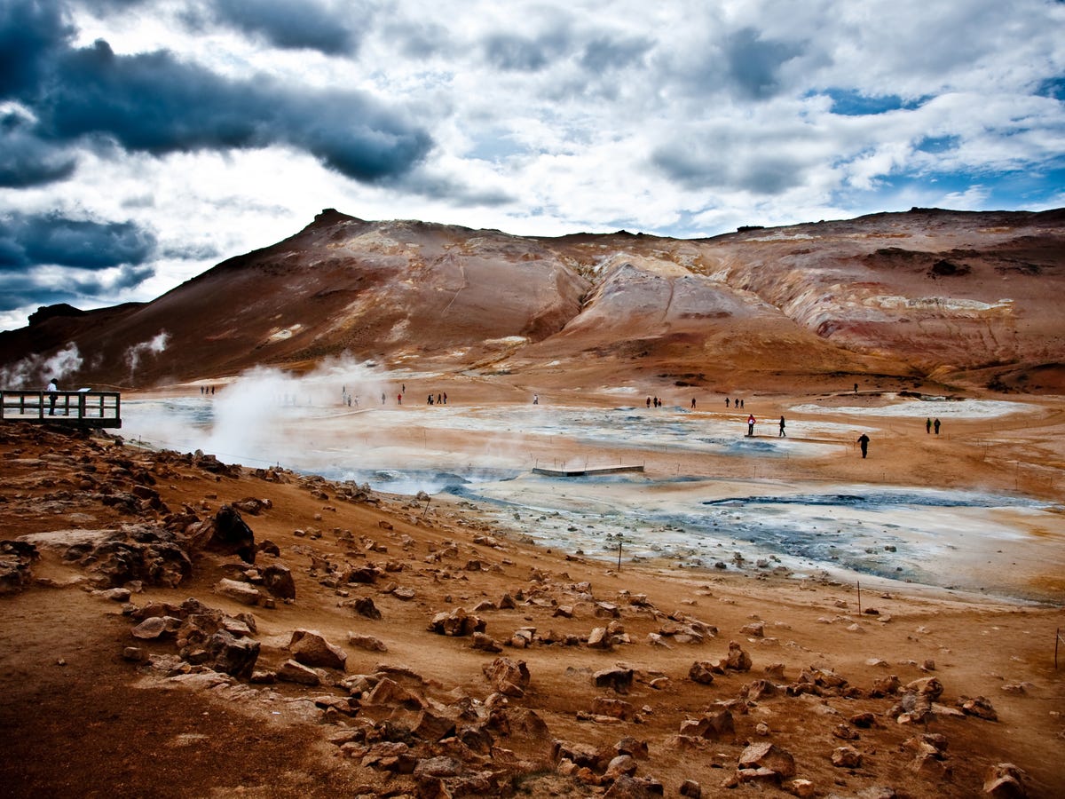 Cảnh đẹp Iceland In-hverir-you-can-walk-amongst-a-giant-geothermal-field