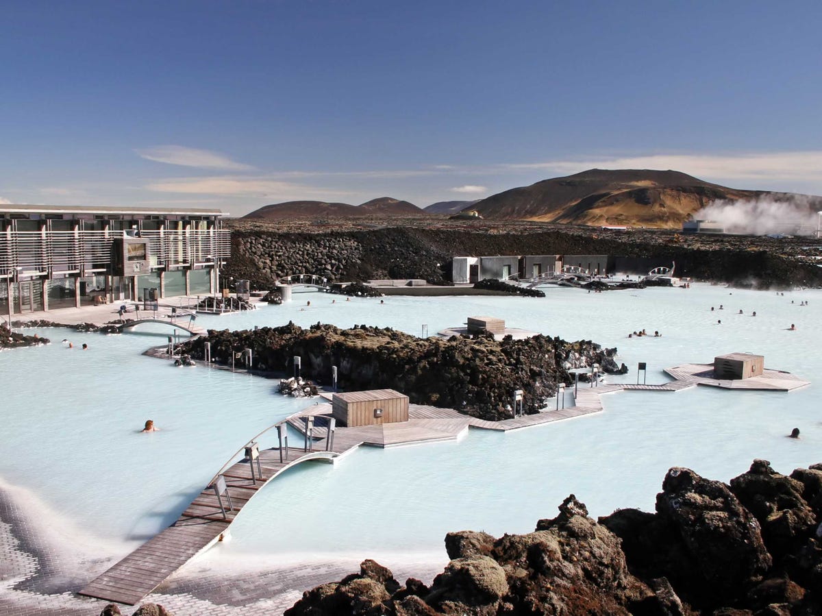 Cảnh đẹp Iceland Just-a-short-drive-from-the-airport-is-the-famous-geothermal-spa-the-blue-lagoon