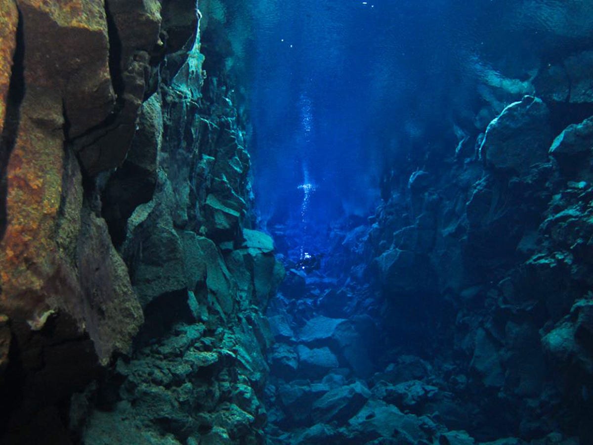 Cảnh đẹp Iceland In-silfra-you-can-scuba-dive-between-two-continents