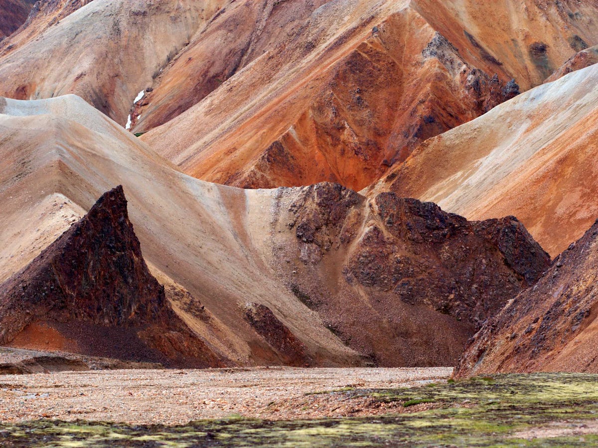 Cảnh đẹp Iceland In-landmannalaugar-you-can-hike-through-a-volcanic-desert