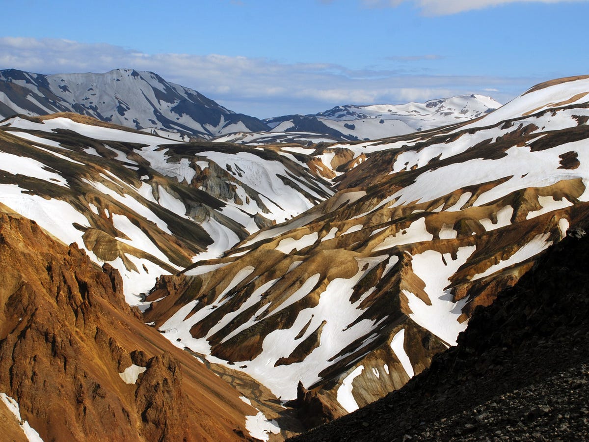 Cảnh đẹp Iceland The-highlands-are-especially-beautiful-and-filled-with-giant-snow-capped-mountains