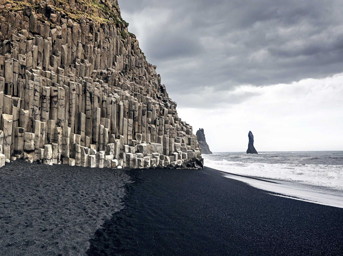 Cảnh đẹp Iceland Iceland-is-famous-for-its-black-sand-beaches