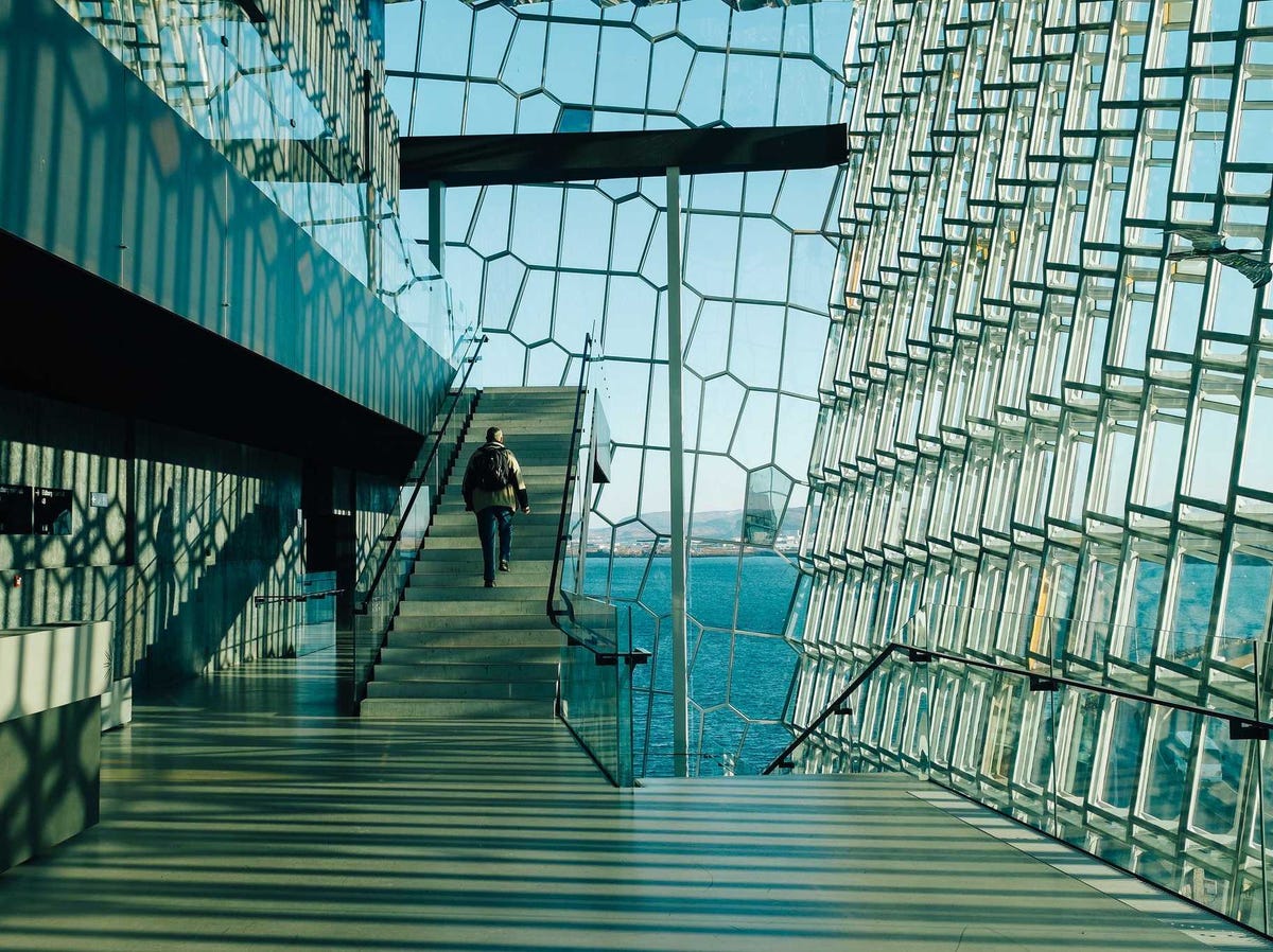 Cảnh đẹp Iceland Harpa-concert-hall-which-opened-in-2011-is-a-sight-of-its-own