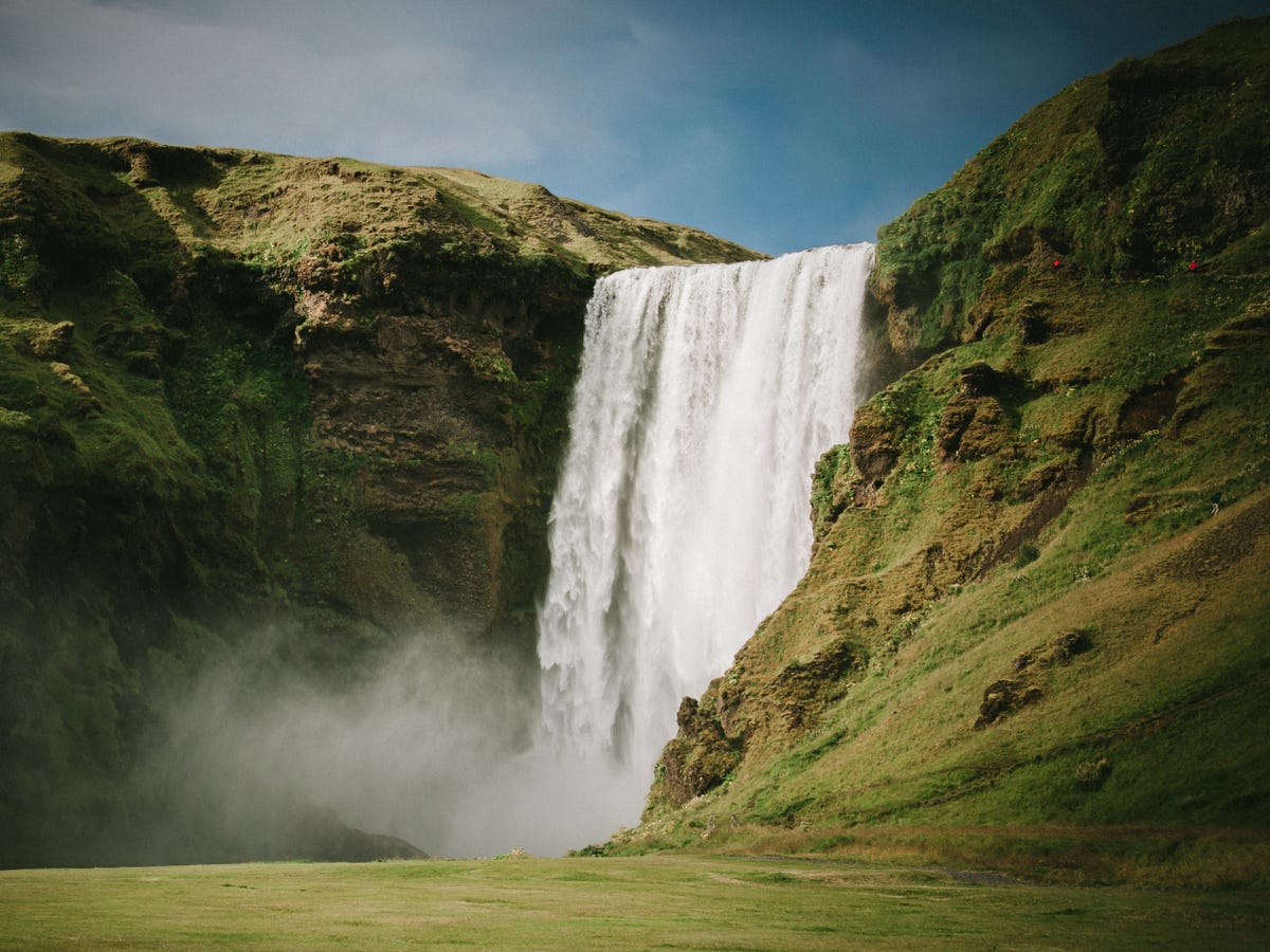 Cảnh đẹp Iceland There-are-thousands-of-waterfalls-throughout-the-country-skgafoss-is-one-of-the-largest-and-it-is-rumored-that-there-is-a-treasure-hidden-behind-the-falls