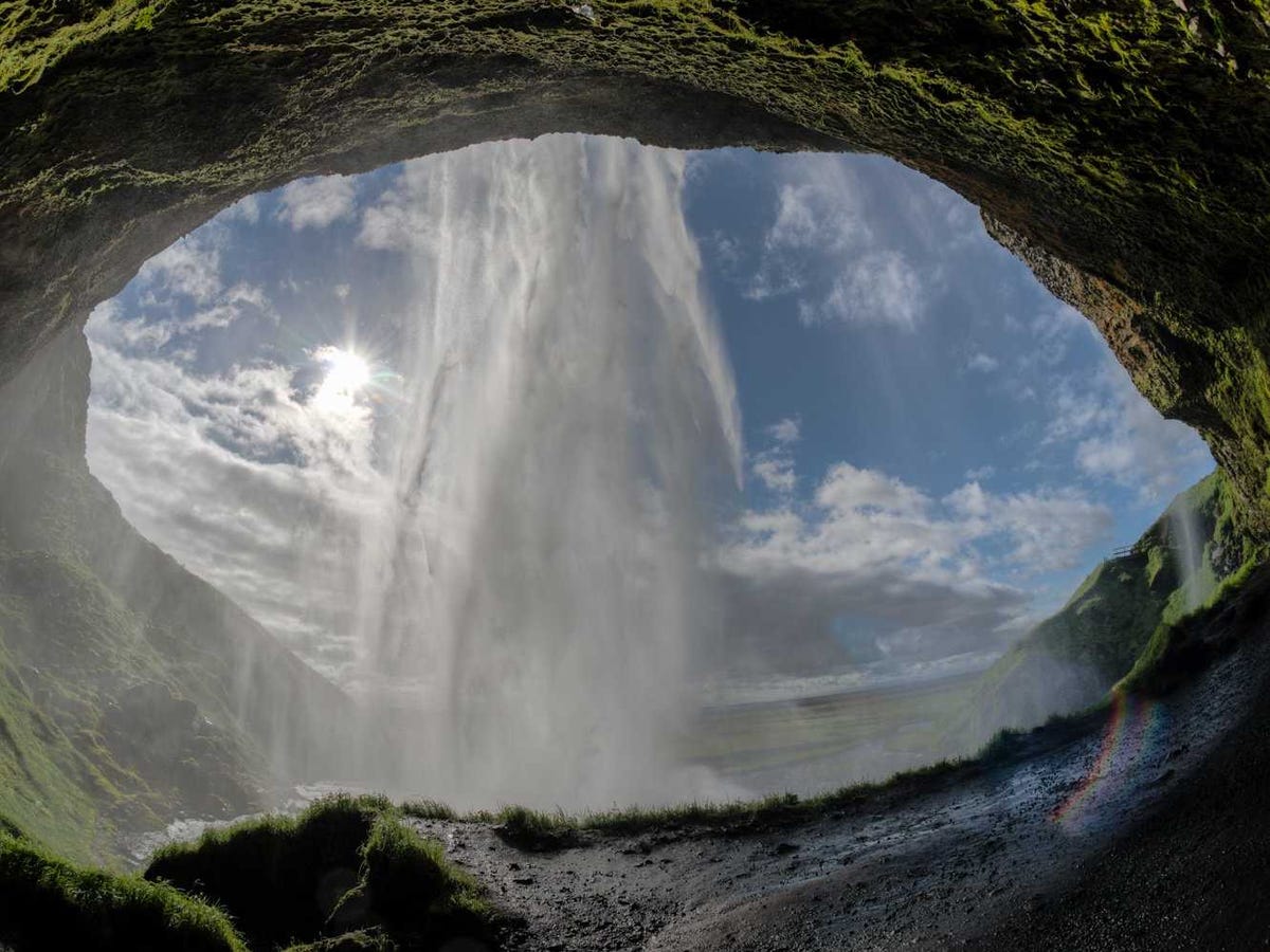 Cảnh đẹp Iceland You-can-stand-underneath-the-waterfall-seljalandsfoss