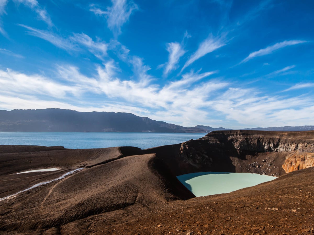 Cảnh đẹp Iceland A-majority-of-the-island-is-a-treeless-moonscape-of-vast-craters-and-volcanoes