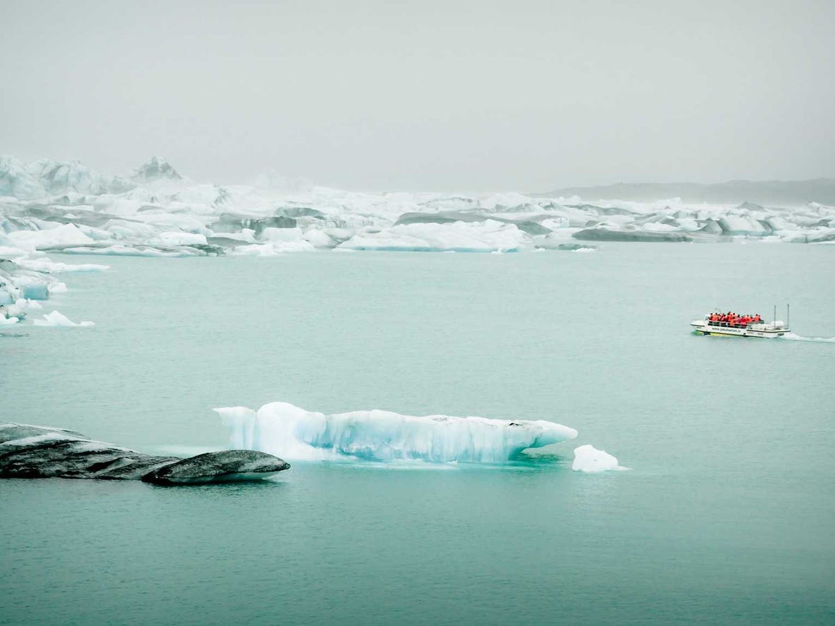 Cảnh đẹp Iceland Visitors-can-go-on-boat-trips-to-explore-the-lagoon