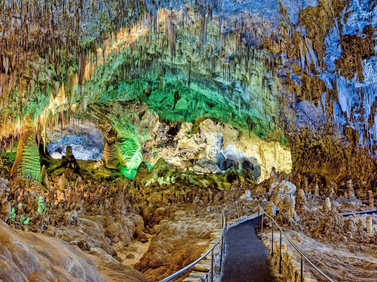 Công Viên Quốc Gia ở Mỹ. Carlsbad-caverns-is-a-giant-network-of-underground-limestone-caves-in-new-mexico