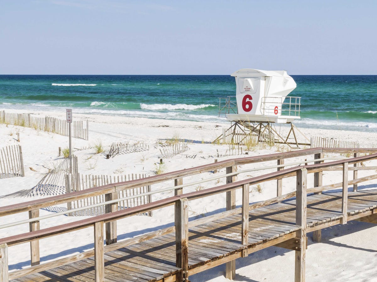 Công Viên Quốc Gia ở Mỹ. The-gulf-islands-national-seashore-is-a-protected-region-along-the-gulf-coast-of-mississippi-and-florida-where-visitors-can-camp-and-enjoy-the-sandy-white-beaches