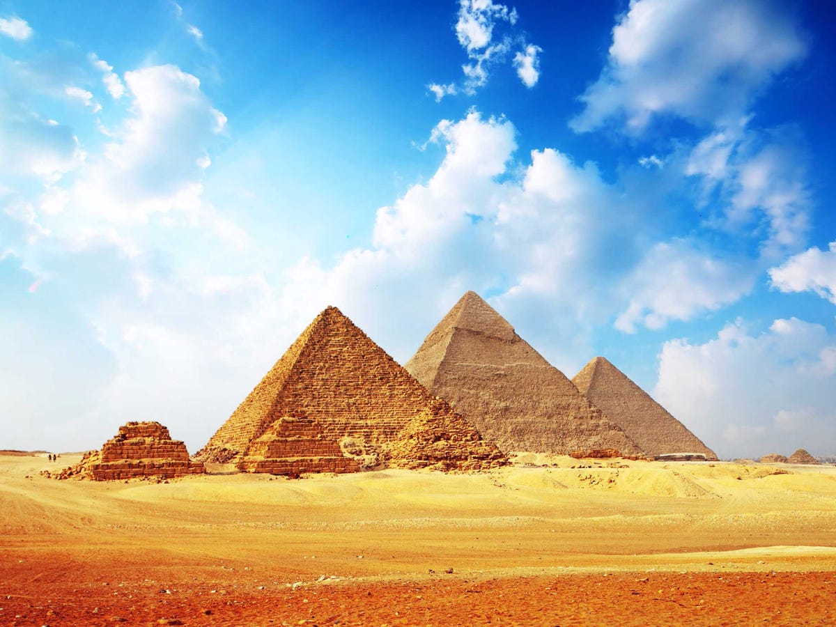 Top 20 điểm đến rất đẹp sắp... biến mất Egypts-pyramids-and-great-sphinx-are-facing-erosion-from-pollution-as-sewage-is-weakening-the-plates-they-stand-on-there-are-concerns-that-the-pollution-may-eventually-lead-to-their-complete-collapse