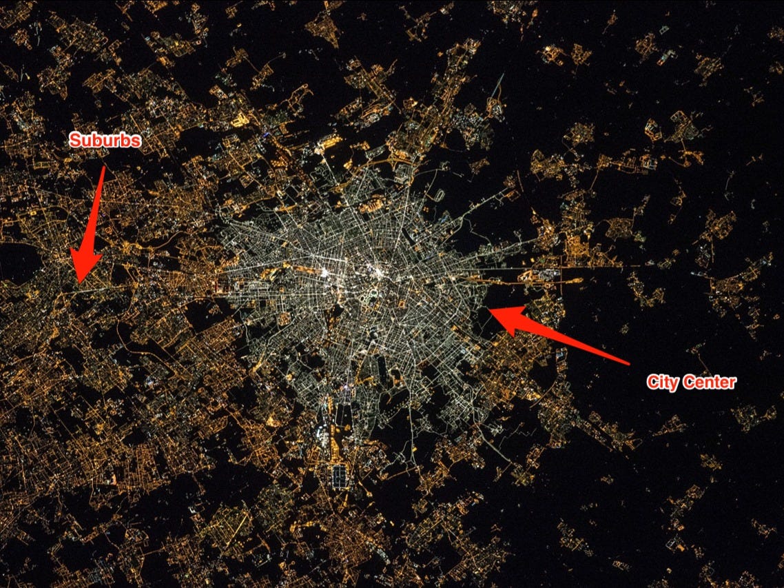 LED, garde-à-vous ! Astronauts-found-something-troubling-in-these-shots-from-space