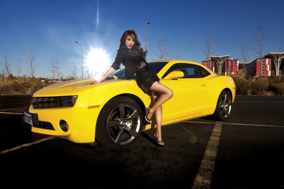 Người đẹp nóng bỏng bên Chevrolet Camaro 3