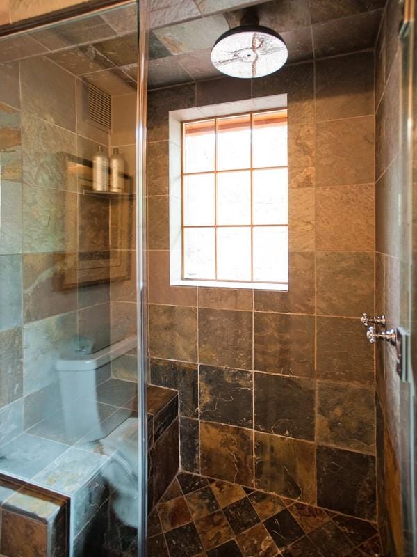 Kuće poznatih ličnosti The-two-bathrooms-have-a-rainhead-shower-and-jetted-tub