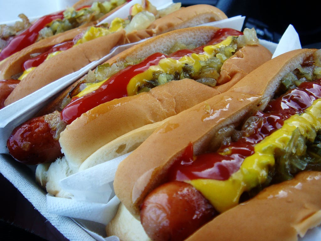 Juego  ...dilo con fotos o imágenes - Página 99 Heres-where-you-can-get-a-free-hot-dog-on-national-hot-dog-day