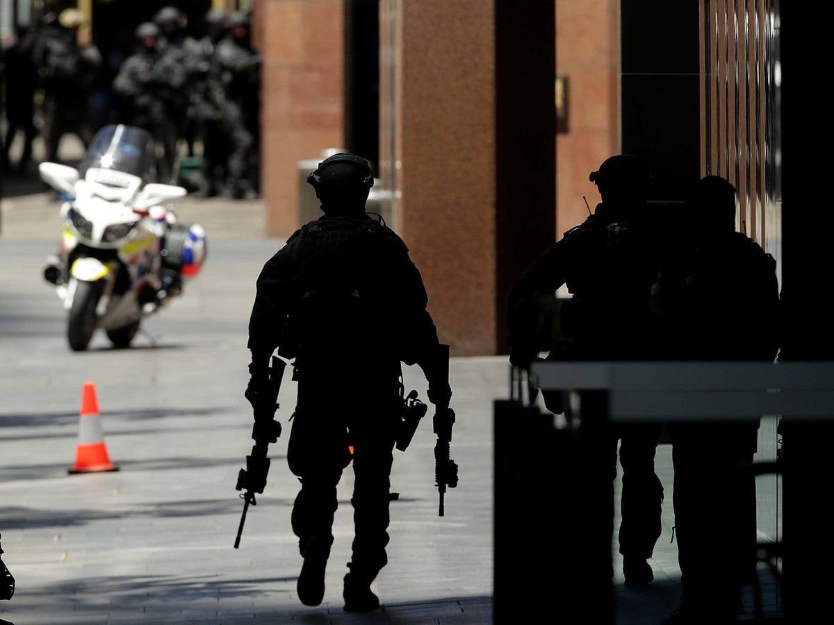 Miembres del Estado Islámico toman rehenes en Australia Sydney-cafe-latest-1-1