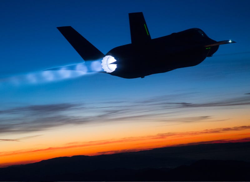 افضل صور للمقاتله F-35  An-f-35a-takes-part-in-a-nighttime-aerial-refueling-test