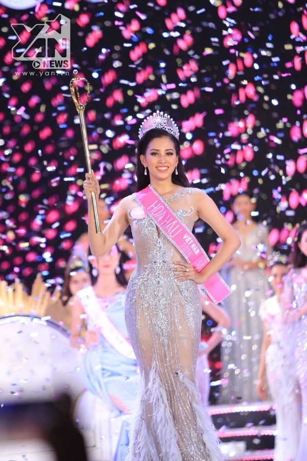 2018 | MISS WORLD VIETNAM | TRẦN TIỂU VY Cu-dan-mang-noi-gi-ve-nhan-sac-tan-hoa-hau-viet-nam-2018-f428714c