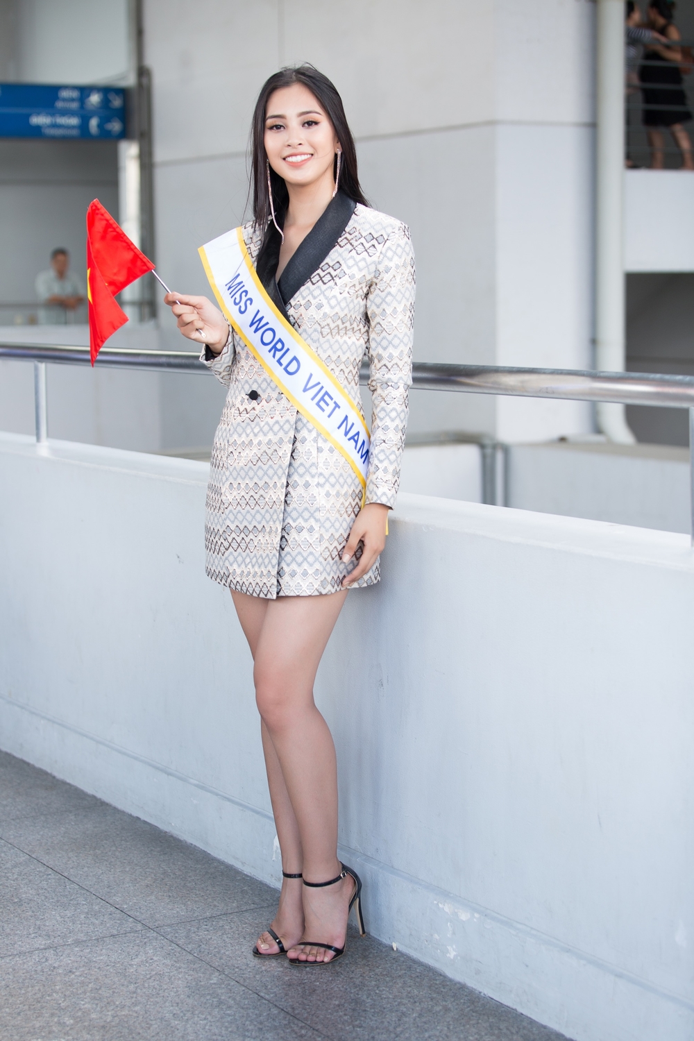 2018 | MISS WORLD VIETNAM | TRẦN TIỂU VY - Page 3 Me-ruot-cua-hoa-hau-tran-tieu-vy-bat-khoc-tien-con-du-thi-miss-world-4214b25e