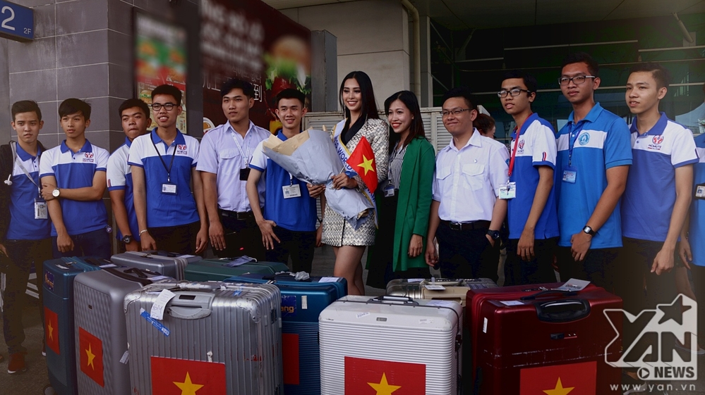 2018 | MISS WORLD VIETNAM | TRẦN TIỂU VY - Page 3 Me-ruot-cua-hoa-hau-tran-tieu-vy-bat-khoc-tien-con-du-thi-miss-world-4fcbe913