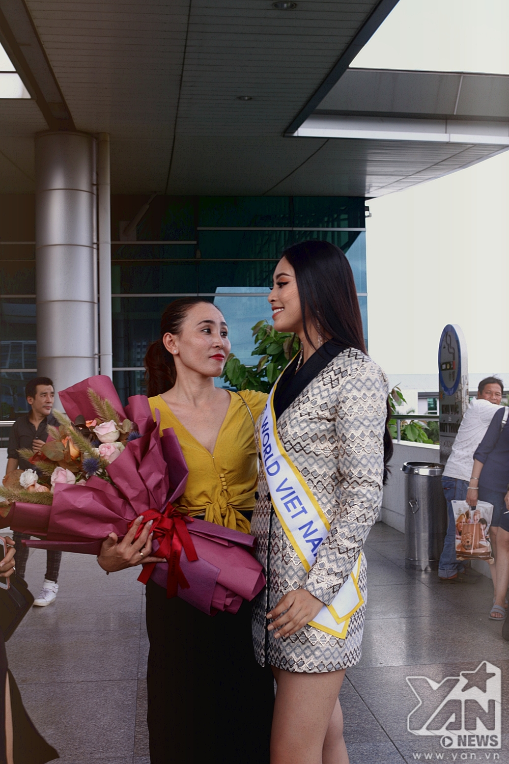 2018 | MISS WORLD VIETNAM | TRẦN TIỂU VY - Page 3 Me-ruot-cua-hoa-hau-tran-tieu-vy-bat-khoc-tien-con-du-thi-miss-world-99b5e25f