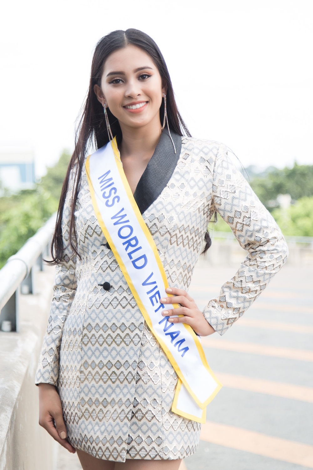 2018 | MISS WORLD VIETNAM | TRẦN TIỂU VY - Page 3 Me-ruot-cua-hoa-hau-tran-tieu-vy-bat-khoc-tien-con-du-thi-miss-world-c7dc3a80