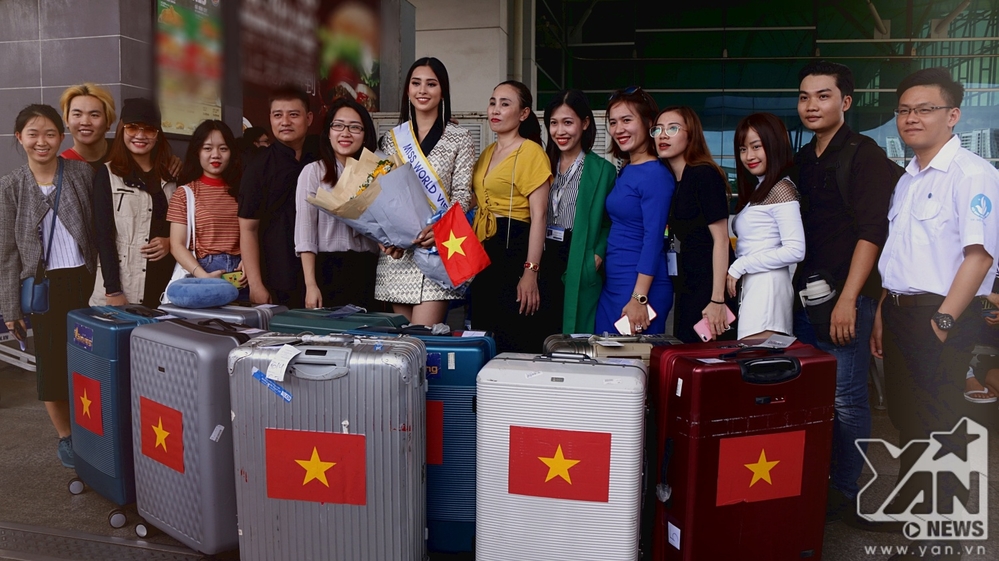 2018 | MISS WORLD VIETNAM | TRẦN TIỂU VY - Page 3 Me-ruot-cua-hoa-hau-tran-tieu-vy-bat-khoc-tien-con-du-thi-miss-world-cdd5e807