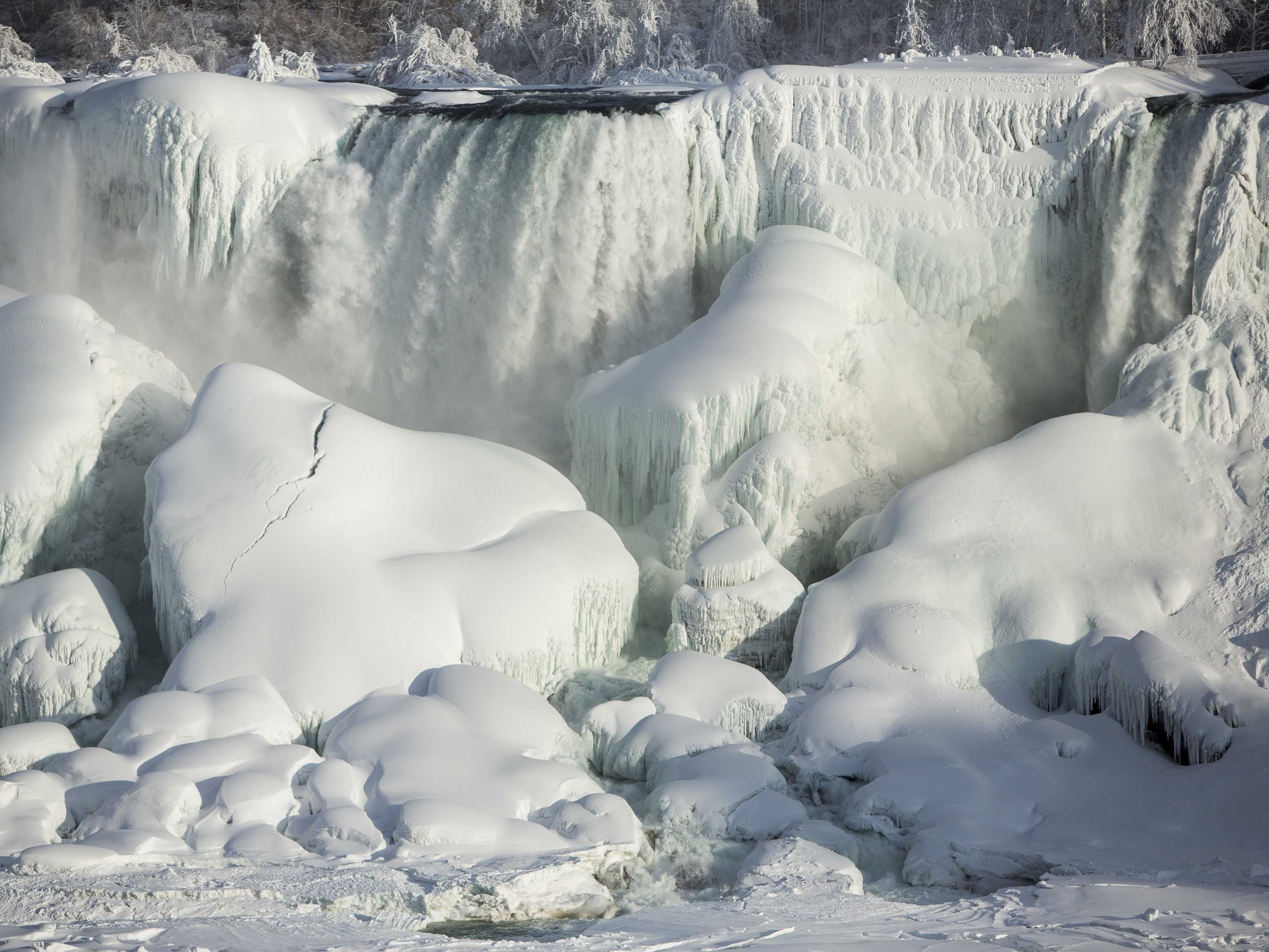 Niagara falls frozen Its-so-cold-out-that-niagara-falls-has-partially-frozen-over